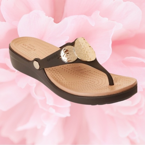 Crocs Sanrah Hammered Circle Wedge Flip Sandal Women's size W7 ESPRESSO/GOLD EUC - Picture 1 of 11
